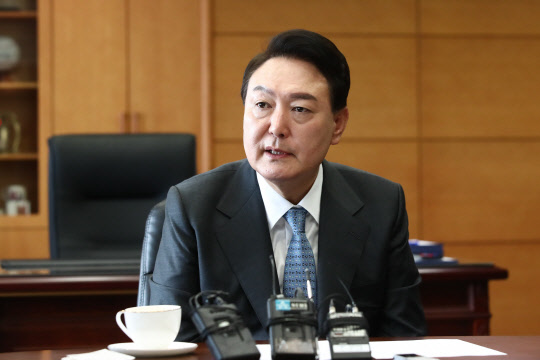 윤석열 대통령 당선인이 21일 서울 종로구 통의동 대통령직인수위원회 사무실에서 경제6단체장들과 오찬 회동을 하고 있다. <국회사진기자단>